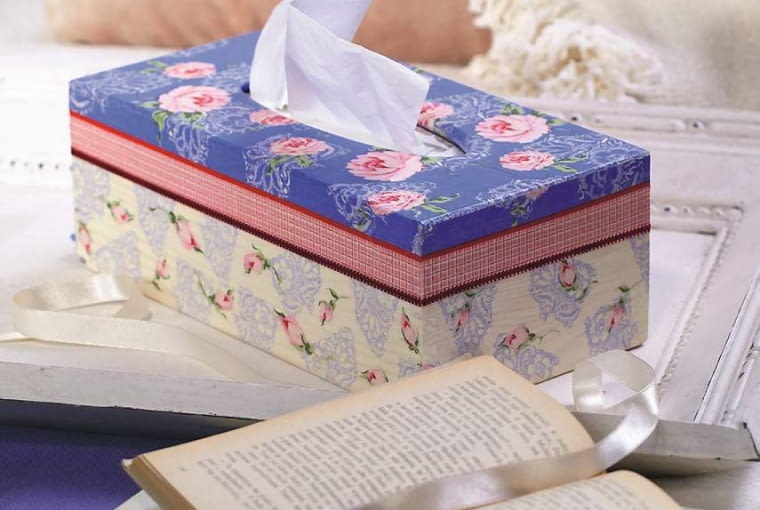 <B>PRASOWANIE.</B> Pudełko na chusteczki malujemy białą farbą akrylową. Gdy wyschnie, smarujemy je klejem do decoupage'u. Rozdzielamy papierową serwetkę na warstwy i kiedy klej podeschnie, pokrywamy pudełko zewnętrzną, ozdobną warstwą. Następnie przykrywamy ją papierem do pieczenia i prasujemy żelazkiem ustawionym na najniższą temperaturę. Kiedy serwetka przyklei się do powierzchni, zdejmujemy papier, a gdy pudełko ostygnie, znowu pokrywamy je klejem. Po wyschnięciu całość kilka-krotnie lakierujemy. 19.11.2012 , WNETRZA , WYKONANIE PRZEDMIOTOW ZROBIONYCH TECHNIKA DECUPAGE MALGORZATA MARGAS , STYLIZACJA JOANNA PLACHECKA , CZTERY KATY FOT. AGATA JAKUBOWSKA / AGENCJA GAZETA SLOWA KLUCZOWE: WNETRZA