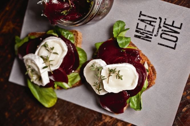 Nie dyskryminujemy wegetarian - zapewniają właściciele Meat Love. Dla nich wymyślili kanapkę Buraccio, z plastrami pieczonego buraka, kozim serem i świeżym tymiankiem. Nie dyskryminujemy wegetarian - zapewniają właściciele Meat Love. Dla nich wymyślili kanapkę Buraccio, z plastrami pieczonego buraka, kozim serem i świeżym tymiankiem.