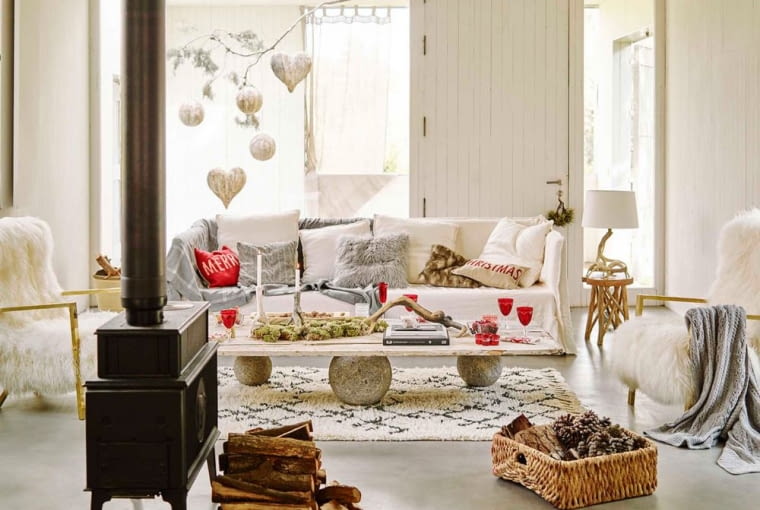 ZARA Home: lniana czerwona poszewka na poduszkę "merry" - 69,90 zł; lniana poszewka na poduszkę "christmas" - 69,90 zł; futrzana poszewka na poduszkę - 139 zł; taboret z drewna tekowego - 359 zł. święta, boże narodzenie, zara home