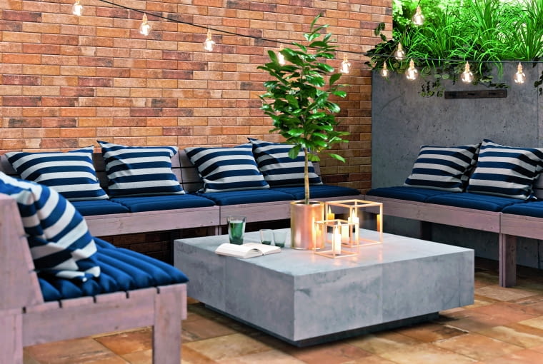 Charakterystyczną strukturę spalonego słońcem kamienia oddają matowe płytki ścienne.