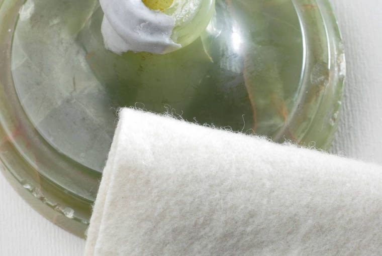 KROK 4. Po wyszlifowaniu plomby miękką ściereczką starannie usuwamy pył i drobiny modeliny. NAPRAWA RENOWACJA WAZONU STYLIZACJA MARIANNA BAUMAN FOT. RADOSLAW WOJNAR PUBLIKACJA CZTERY KATY NR 2 (208) - 2 2009 SLOWA KLUCZOWE: NACZYNIA KONSERWACJA - RENOWACJA ZDJĘCIE DO WKŁADKI: PUBLIKACJA CZTERY KATY NR 2 (208) - CZASOPISMA