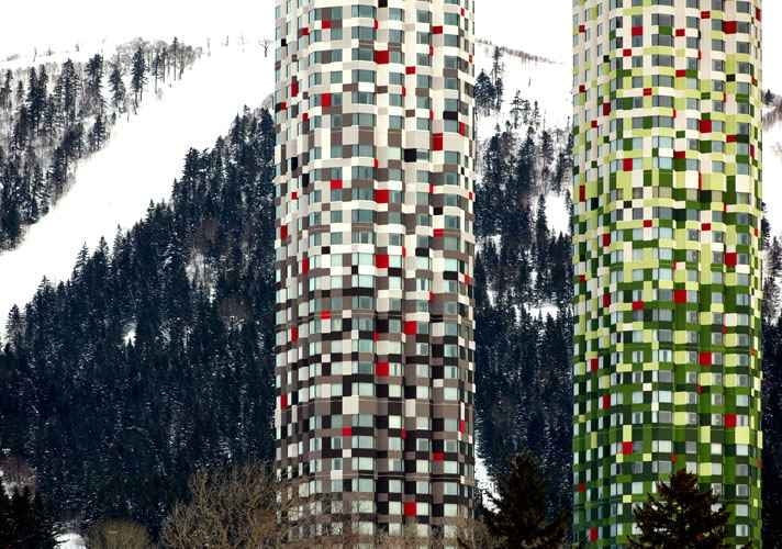 Alpha Tomamu Towers, po niedawnej modernizacji projektu Klein Dytham architecture najbardziej kolorowy górski hotel na świecie. 121-metrowe wieże górują nad japońskim kurortem Tomamu, ale dzięki barwnym elewacjom wtapiają się w zmieniający pejzaż. japonia, modernizacja, kolor, wieżowiec, hotel