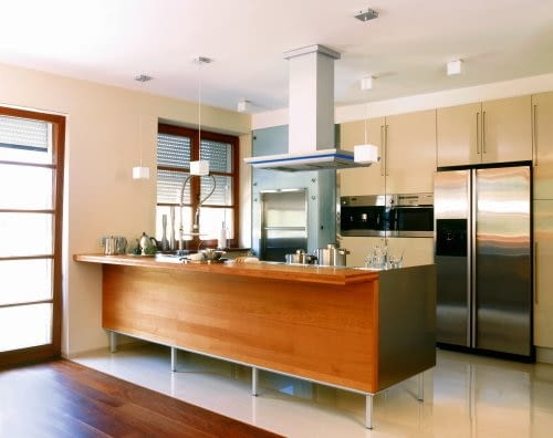 Roleta zewnętrzna. Bardzo skutecznie chroni przed nadmiarem ciepła przenikającego do wnętrza. Co więcej, pozwala również zaciemnić pomieszczenie, jest barierą dla hałasu i trudną do sforsowania przeszkodą dla włamywaczy Zimą taka roleta zapobiega stratom ciepła .