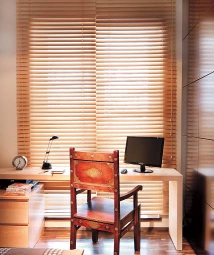 DEKORACJE - OKNO Z DREWNIANĄ ŻALUZJĄ. W urządzonym pod oknem balkonowym kąciku do pracy dopływ naturalnego światła i możliwość regulowania jego natężenia ma duże znaczenie. Żaluzje z drewnianych listewek spełniają takie oczekiwania.