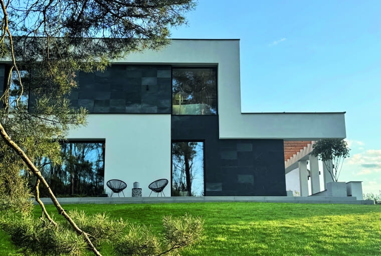 Właścicielom udało się wpisać budynek w dużą różnicę poziomów częściowo niwelując teren. Dzięki temu uzyskali urokliwą część opadającą łagodnie w stronę lasu