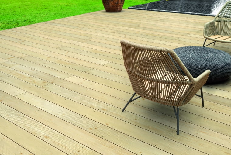 Świerk ma jasny, naturalny kolor i jednolitą strukturę z wyraźnymi słojami, które są przyjemne dla oka, a dodatkowo dobrze przyjmuje środki do impregnacji