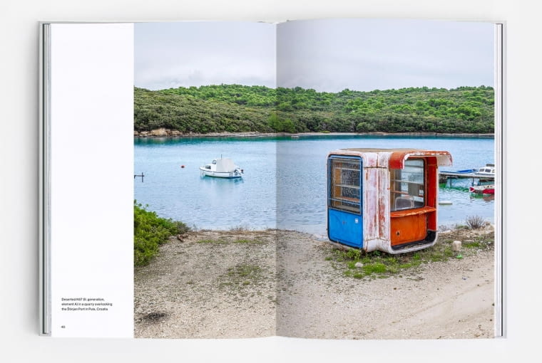 Porzucony element A kiosku K67 na wybrzeżu Puli, Chorwacja Porzucony element A kiosku K67 na wybrzeżu Puli, Chorwacja