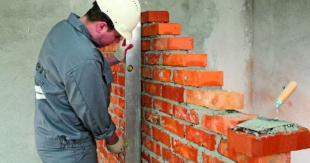Ściany z cegieł pełnych zwykłych są ciężkie, ale mają dużą wytrzymałość i dobrze tłumią hałas Ściany z cegieł pełnych zwykłych są ciężkie, ale mają dużą wytrzymałość i dobrze tłumią hałas