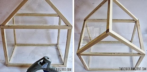 DIY - mini szklarnia. Krok 6: Wklejamy trójkąty i łączymy je ze sobą górną listewką. Teraz należy wkleić jedną z ukośnych szybek. mini szklarnia, DIY, zrób to sam, szklarnia, design