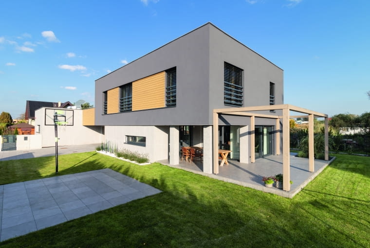 Domy z płaskim dachem  przyciągają uwagę  nowoczesną estetyką.  Nie jest to jednak ich  jedyna mocna strona.  Nieograniczone skosami  piętra zapewniają więcej  przestrzeni, oferując  funkcjonalne,  komfortowe i łatwe   w aranżacji wnętrza