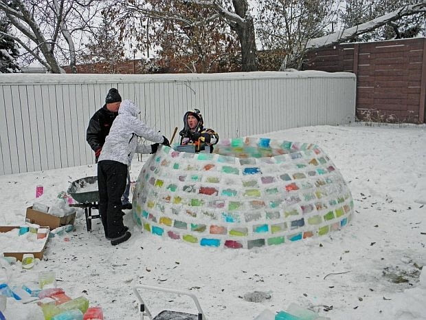 Cierpliwie układamy kolejne warstwy. jak zbudować igloo, igloo, kolorowe igloo, tęczowe igloo