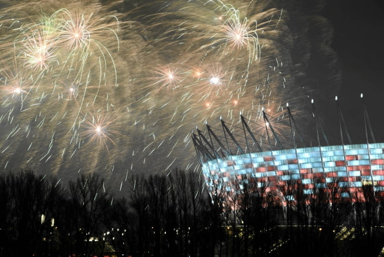 Fajerwerki na Narodowym 01.01.2014 Warszawa . Sztuczne ognie nad Stadionem Narodowym podczas zabawy sylwestrowej 2013 / 14 . Jest to najwiekszy pokaz sztucznych ogni w historii Warszawy . Fot. Franciszek Mazur / Agencja Gazeta SLOWA KLUCZOWE: stadion narodowy fajerwerki sylwester nowy rok przywitanie nowego roku sztuczne ognie najwieksze /FR/