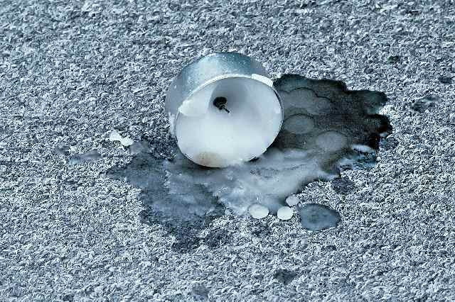 Czyszczenie wykładziny. Plamę przykrywa się bibułą i przykłada do niej ciepłe żelazko. Zabieg powtarza się, aż stearyna zostanie wchłonięta. Czyszczenie wykładziny