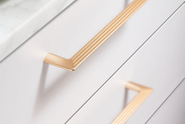 Wybierając elementy zabudowy, zwróć uwagę na szczegóły, np. uchwyty, które mogą stać się biżuterią kuchenną. funkcjonalna kuchnia