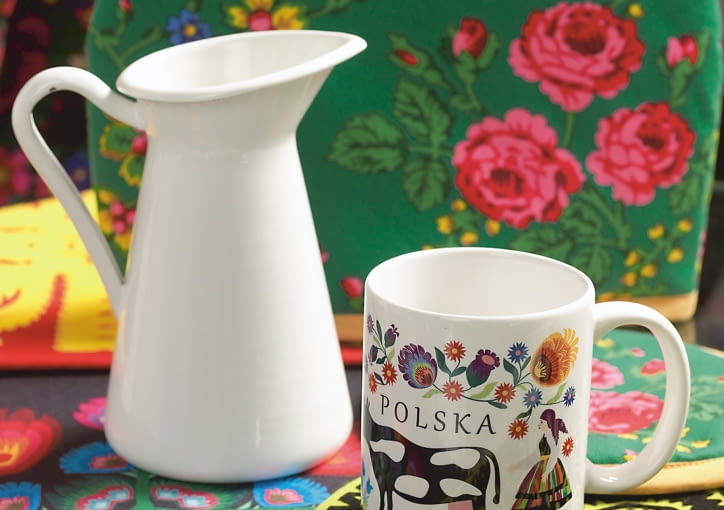 Folkowe dekoracje Dzbanek - 29,99 zł, IKEA; kapturek na imbryk i podkładka - 69 zł/kom-plet, podkładka (na spodzie)- 25 zł, kubek - 49 zł/2 szt., Kapela Folk Galeria; podkładka (z przodu) - 59 zł, Magazyn Praga. 2012.01.12 , DEKORACJE , STYLIZACJA JOANNA PLACHECKA , CZTERY KATY FOT. AGATA JAKUBOWSKA / AGENCJA GAZETA