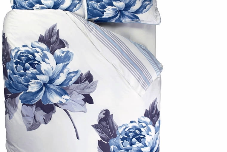 designers guild Ta pościel z wysokogatunkowej bawełny jest jak malowany obraz. Zasypianie wśród rozwiniętych pąków koloru indygo to z pewnością wielka przyjemność. Wym. 160 x 200 cm; 60 x 70 cm, decodorebasic.pl, 590 zł
