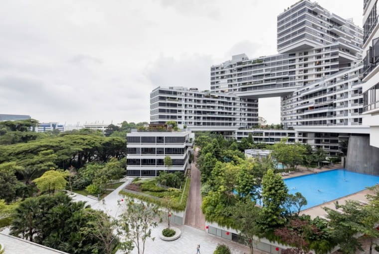 Interlace: apartamentowiec w Singapurze zaprojektowany przez OMA i Ole Sheerena. Wertykalna wioska złożona z 31 bloków poukładanych na sobie niczym klocki wokół zielonych dziedzińców.