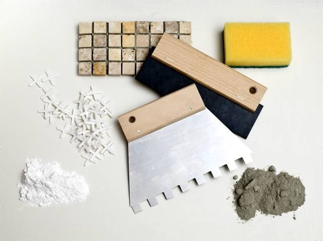 Krok po kroku: układamy mozaikę. Materiały i narzędzia - mozaika na siatce, fuga, klej do glazury, packa do nakładania kleju, poziomica, krzyżyki dystansowe, packa do fugowania, gąbka Krok po kroku: układamy mozaikę. Materiały i narzędzia - mozaika na siatce, fuga, klej do glazury, packa do nakładania kleju, poziomica, krzyżyki dystansowe, packa do fugowania, gąbka