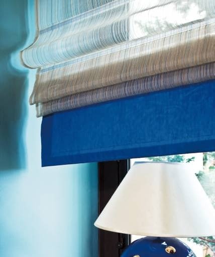 DEKORACJE - OKNO Z PRZEJRZYSTĄ ROLETĄ. Przez przejrzystą tkaninę do wnętrza wpada dużo naturalnego światła.