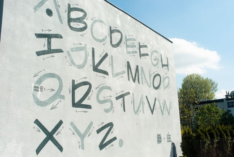 Nowy typograficzny mural na Saskiej Kępie od Good Lokking Studio Nowy typograficzny mural na Saskiej Kępie od Good Lokking Studio