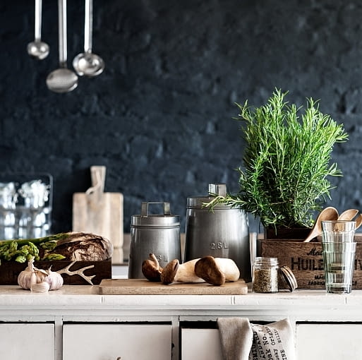 H&M Home: blaszany pojemnik z pokrywką. Cena: 39,90 zł. H&M Home, nowości, dodatki, akcesoria, tekstylia