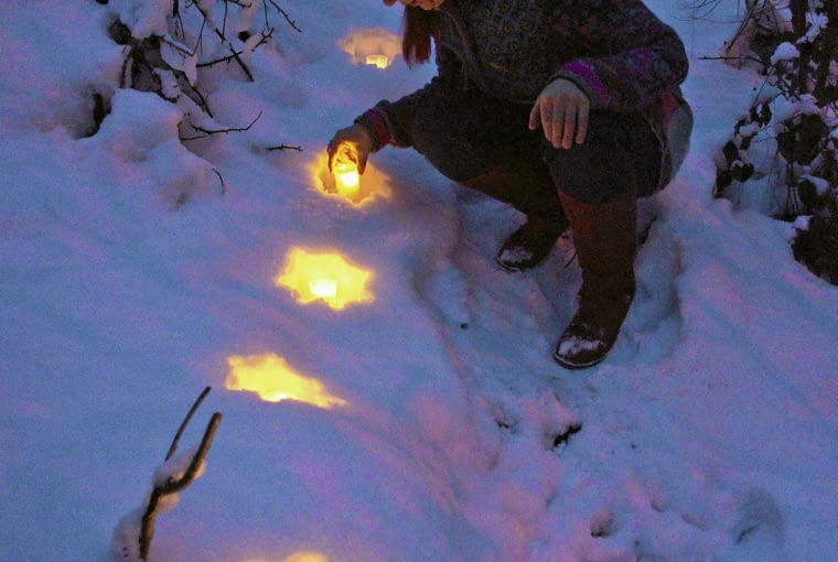światełka w śniegu Beleuchtete Sterne im Schnee, Stepfoto vorhanden SLOWA KLUCZOWE: Beleuchtung Garten Idee Kreativ Kreatives Kreativ-Idee Licht originell Schnee Selbermachen selbst gemacht Weihnachtsgarten Winter winterlich