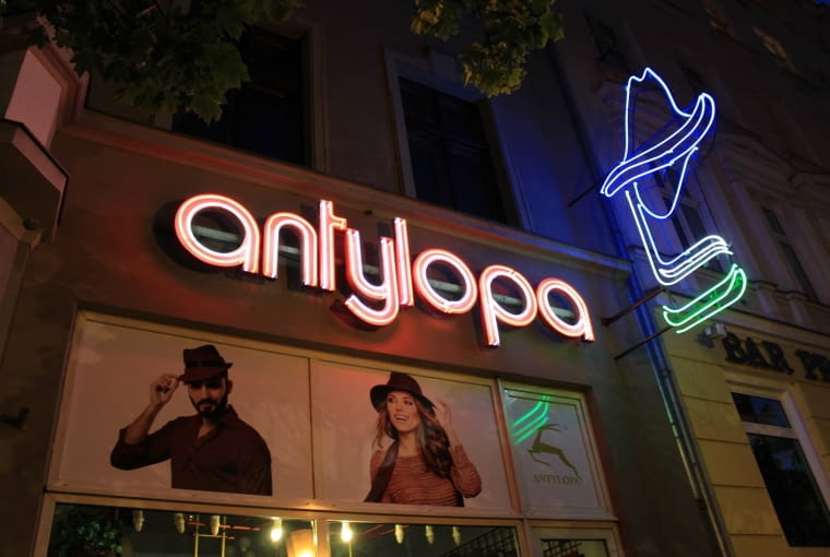 Z bliska / Z daleka Z bliska / Z daleka