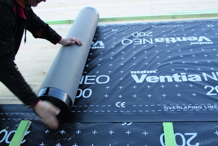 Zadaniem warstwy wstępnego krycia jest zabezpieczenie materiałów  termoizolacyjnych przed zawilgoceniem