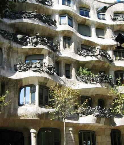 Casa Mila to budowla z kamienia, który żyje i pulsuje, elewacje są niczym wzburzone morze, na dachu kominy to zamrożone kłęby dymu, a cały dom obsiadły kamienne ptaki, które wyglądają, jakby zaraz miały wzbić się do lotu. jean nouvel, herzog and de meuron, antonio gaudi, architektura, top 10, santiago calatrava, barcelona, hiszpania