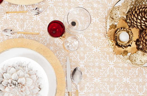 ZARA HOME na Boże Narodzenie 2013 oferuje kilka nowych wzorów obrusów dostępnych w trzech rozmiarach, bieżników oraz materiałowych lub papierowych serwetek w spójnej linii wzorniczej. Na zdjęciu biały obrus ze złotym printem od 155 zł. Zara Home, święta, świąteczne dekoracje, dodatki na święta
