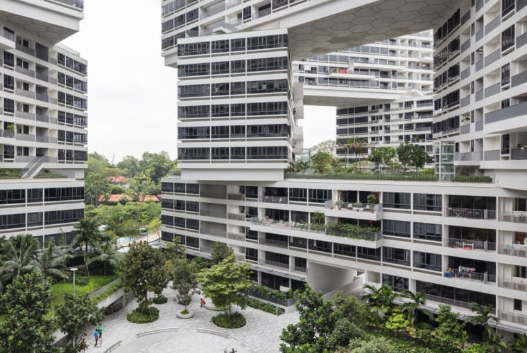 Interlace: apartamentowiec w Singapurze zaprojektowany przez OMA i Ole Sheerena. Wertykalna wioska złożona z 31 bloków poukładanych na sobie niczym klocki wokół zielonych dziedzińców.