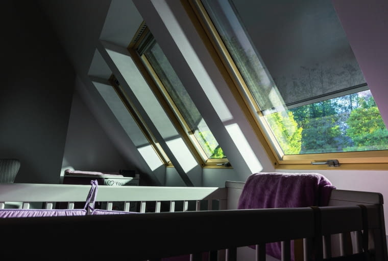 Komfortową temperaturę na poddaszu w czasie upałów można osiągnąć dzięki markizom zewnętrznym, które skutecznie chronią pomieszczenia przed nagrzewaniem Komfortową temperaturę na poddaszu w czasie upałów można osiągnąć dzięki markizom zewnętrznym, które skutecznie chronią pomieszczenia przed nagrzewaniem