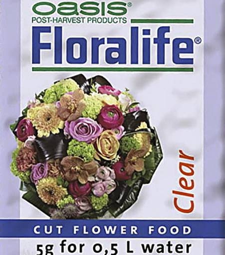 Odżywki dla kwiatów ciętych mają różne opakowania. Saszetki wystarczają zwykle na jeden bukiet, a mała butelka koncentratu (250 ml) - na kilkanaście