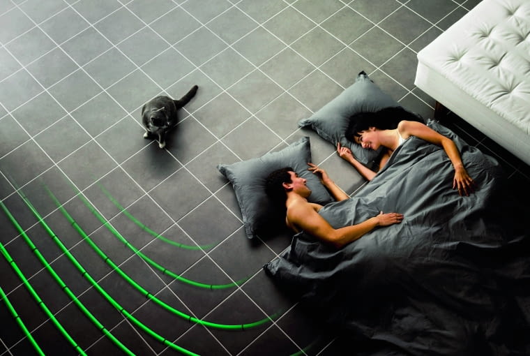 Podczas eksploatacji ogrzewania podłogowego pamiętamy o tym, że ze względów technicznych i zdrowotnych temperatura posadzki musi mieścić się w określonym zakresie. W pokojach nie może ona przekraczać 29o C, a w łazienkach – 34o C