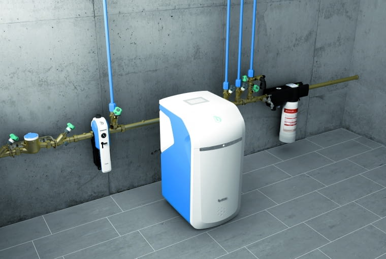 Zmiękczanie wody w sposób kompleksowy (czyli w całym domu) przeprowadza się za pomocą  filtrów, w których materiałem filtracyjnym jest specjalna żywica, regenerowana solanką