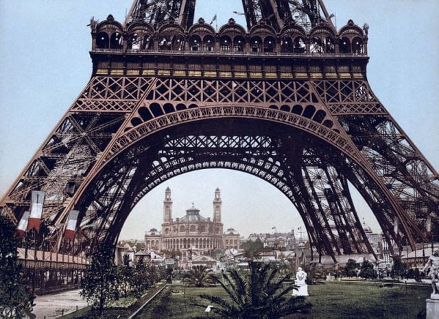 Zdjęcie wykonane u podnóża Wieży Eiffla w 1900 roku. Zdjęcie wykonane u podnóża Wieży Eiffla w 1900 roku.