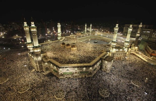 Muslim pilgrims circle the Kaaba at the Grand mosque in Mecca during the annual haj pilgrimage November 11, 2010. The haj is one of the world's biggest displays of mass religious devotion and a duty for Muslims who can perform it. REUTERS/Mohammed Salem (SAUDI ARABIA - Tags: RELIGION SOCIETY)