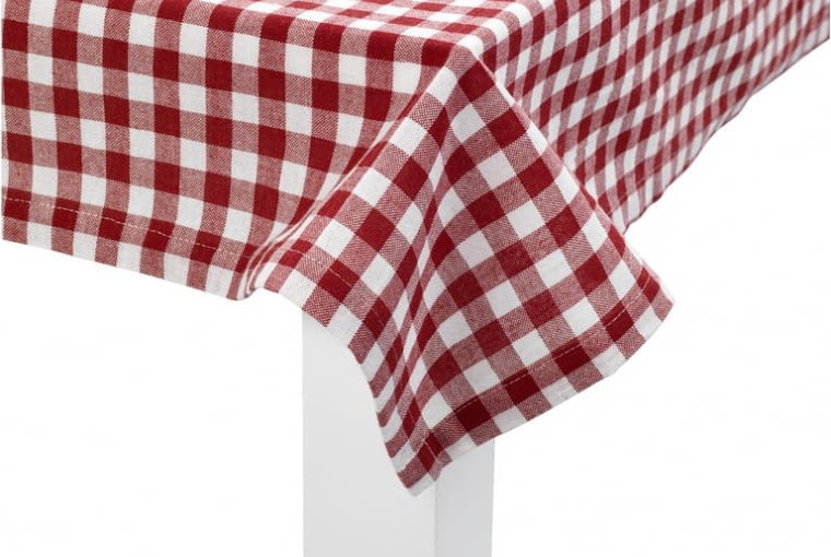 JYSK: obrus BERGFRUE w czerwoną kratkę (140x220 cm). Przeceniony z 84,95 zł na 60 zł. JYSK, zakupy, dodatki, meble, wyprzedaż