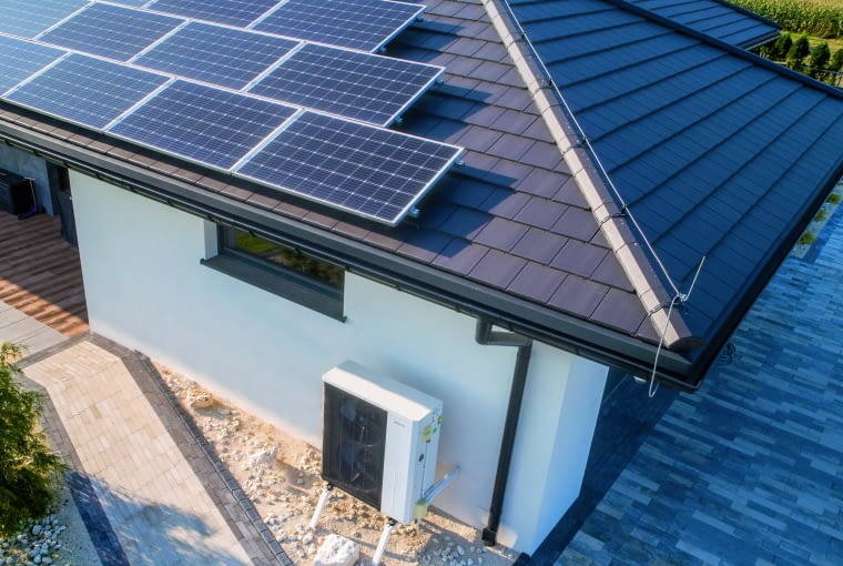 Instalacja fotowoltaiki w układzie hybrydowym umożliwia efektywne wy korzystanie nadwyżek energii na potrzeby ogrzewania. Integracja z pompą  ciepła zwiększa autokonsumpcję i poprawia opłacalność systemu