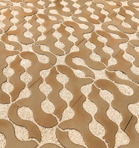 W ogrodach przydomowych świetnie spisze się też płyta Stream Line (Libet), której pozbawione kątów ostrych moduły stwarzają duże możliwości aranżacyjne. Można je też układać na ogrodowych placykach, ścieżkach i podjazdach.