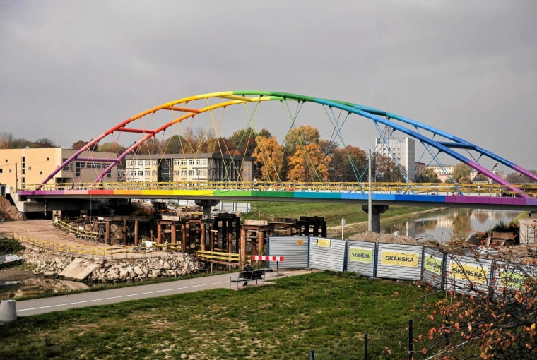 17.10.2013 Rzeszow . Plac budowy mostu Narutowicza w ciagu ulic Wierzbowej i Naruszewicza nad rzeka Wislok . Fot. Patryk Ogorzalek / Agencja Gazeta SLOWA KLUCZOWE: kolorowy most plac budowy tecza