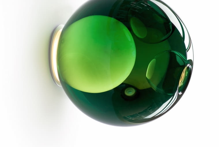 kula zieleni Kanadyjska marka Bocci słynie ze szklanych świetlistych paciorków. Kulisty kinkiet z serii 28 to skromniejsza, ale równie efektowna wersja żyrandoli z kolorowych bombek. Wzór, Bocci