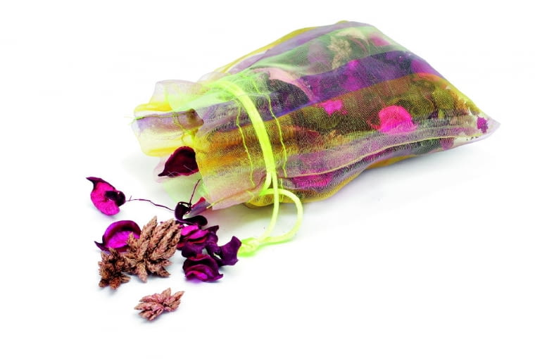 Woreczki zapachowe pełne potpourri z suszonych wonnych płatków kwiatów (np. róży, fiołków) i przypraw (np. wanilii, goździków). Ich zapach jest ulotny, warto więc dodać do mieszanki kilka kropli olejku o owocowym lub kwiatowym aromacie.