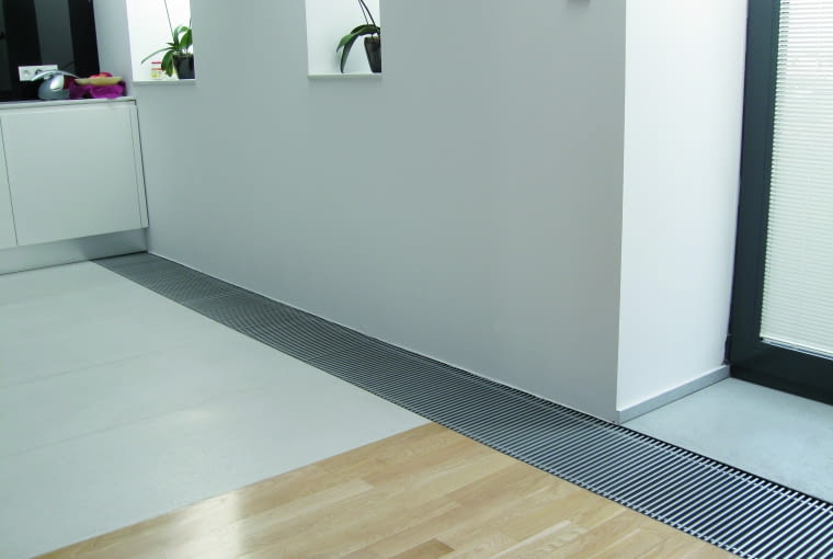 Model kanałowy działający efektywnie, z wysoką sprawnością, w szerokim zakresie temperatury czynnika grzewczego, poczynając od poziomu temperatury pracy typowego dla pomp ciepła. Może współpracować ze wszystkimi źródłami ciepła. Dostępny z konwekcją naturalną lub wymuszoną (wentylator 230 V lub 24 V)