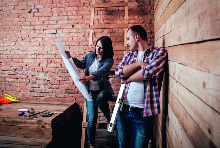 Na wykonanie przeglądu stanu dachu każdy czas jest dobry, jednak najlepiej przeprowadzić to wczesną wiosną. Wówczas mamy więcej czasu na zaplanowanie ewentualnego remontu