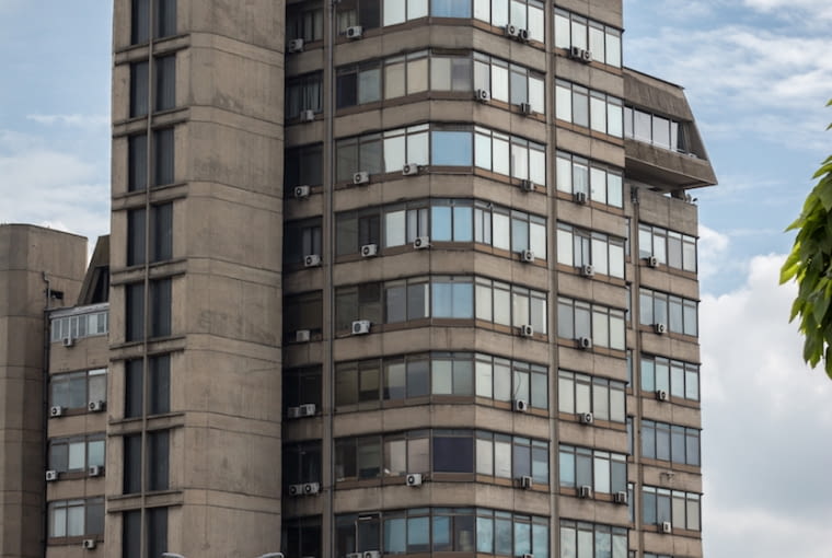 Brutalistyczna architektura Skopje z epoki odbudowy po trzęsieniu ziemi - budynek Centralnego Rejestru Macedonii