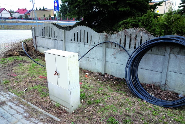 Podłączenie działki budowlanej do sieci elektrycznej to podstawa. Prąd jest niezbędny do przeprowadzania wielu prac o charakterze remontowo-budowlanym