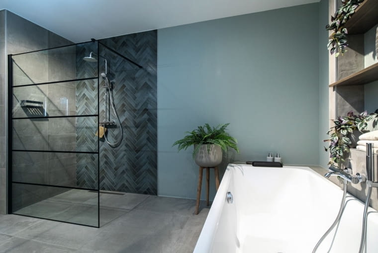 Nie zawsze musimy decydować się na jedną  opcję – w łazience o większym metrażu  zmieści się zarówno kabina prysznicowa, jak  i wanna. Ważne, aby oba rozwiązania dostosować do własnych potrzeb