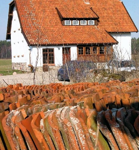 22.04.2003 MAZURY , GALKOWO , GMINA UKTA , STADNINA KONI FERENSTEINOW , BUDYNEK GOSPODARCZY , MUR PRUSKI , DACHOWKA CERAMICZNA FOT. ARKADIUSZ SCICHOCKI / AGENCJA GAZETA