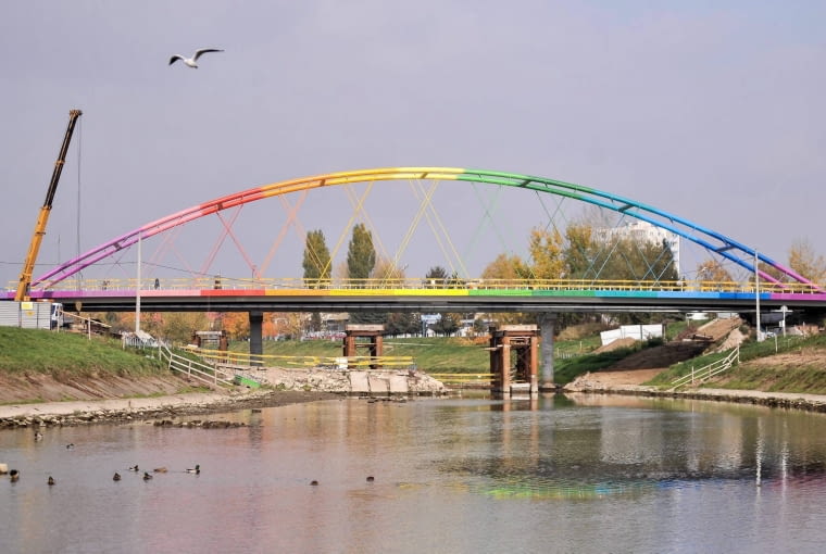17.10.2013 Rzeszow . Plac budowy mostu Narutowicza w ciagu ulic Wierzbowej i Naruszewicza nad rzeka Wislok . Fot. Patryk Ogorzalek / Agencja Gazeta SLOWA KLUCZOWE: kolorowy most plac budowy tecza